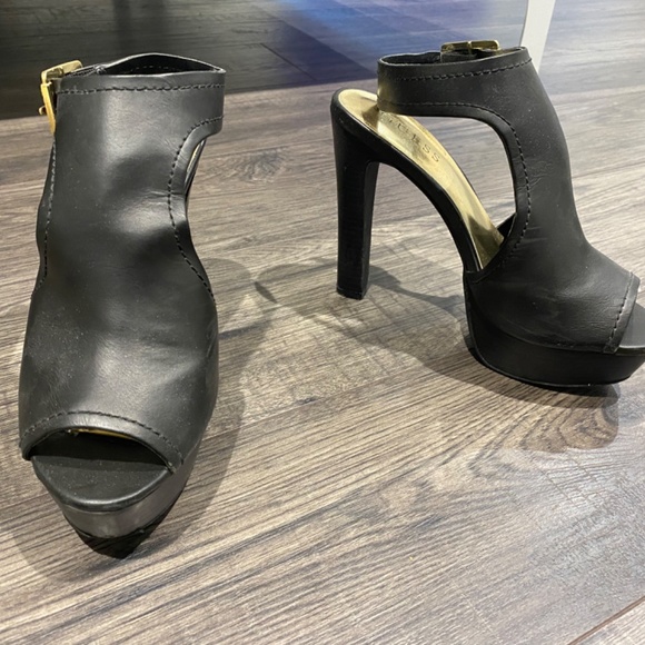 Size 6 Guess Heels - Picture 2 of 4